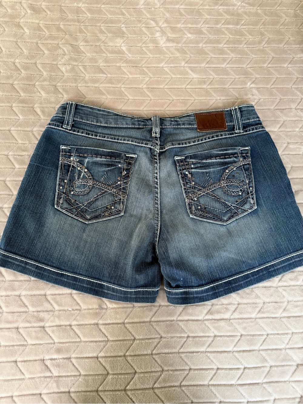 BKE Kate Stretch Denim Shorts Embroidered Stitch Embellished 30
